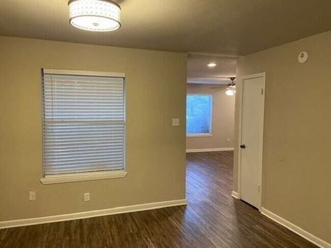 Building Photo - Two bedroom duplex for rent in Irving !