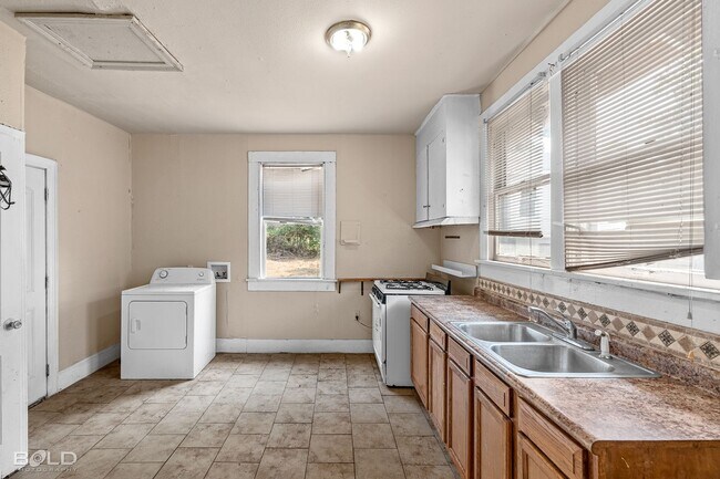 Building Photo - 315 Robinson Pl