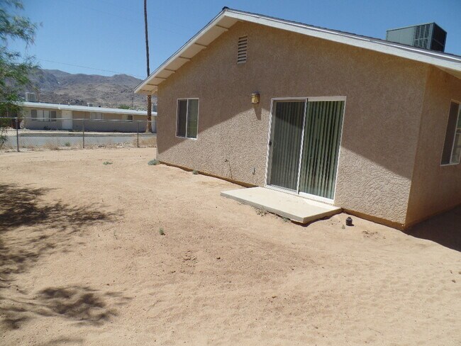 Building Photo - Great 2 Bedroom home on Corner Lot!