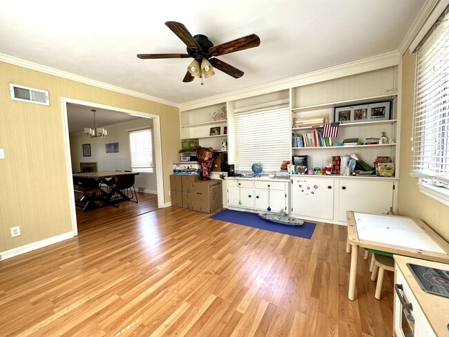 Building Photo - 4940 N Wildwood Ave