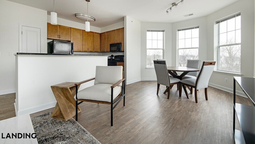 Building Photo - 909 Mansion Dr