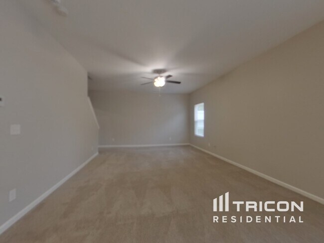 Building Photo - 1401 Waylon Ave