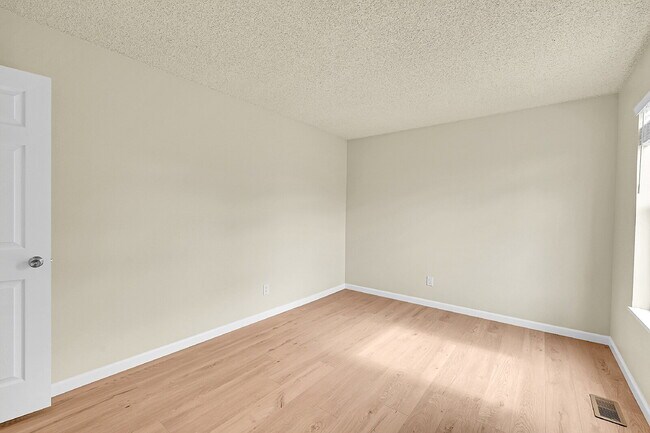 Building Photo - $1,695.00 - $500 OFF FIRST MONTH RENT - 2 ...