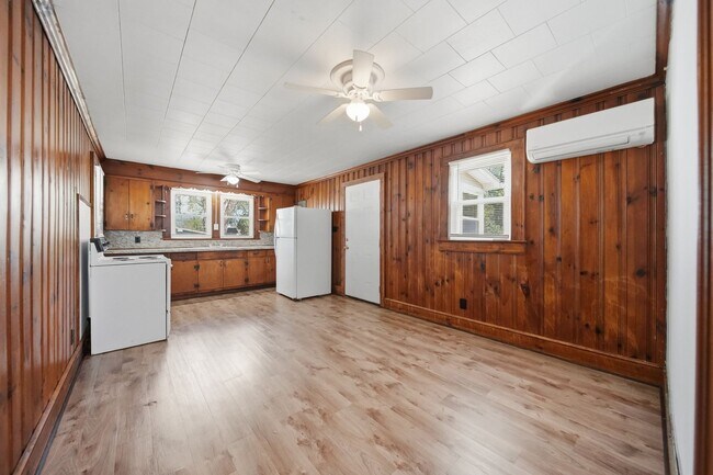 Building Photo - Charming 2BR Ranch with Spacious Yard & Ample Parking