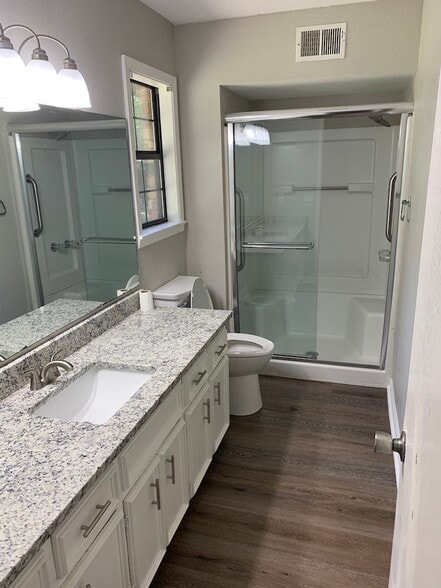 Master bathroom with granite countertops, new sinks, new toilet! - 1903 Ginnett Rd