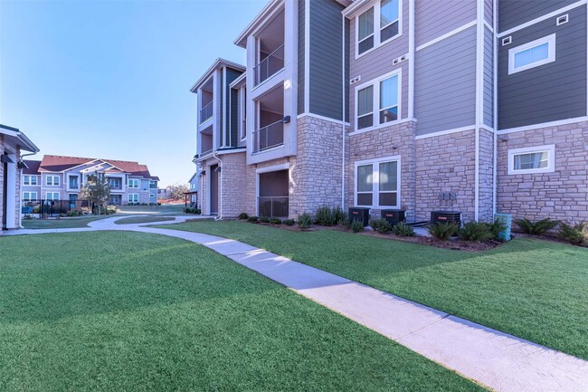 Building Photo - 4633 Campus Dr