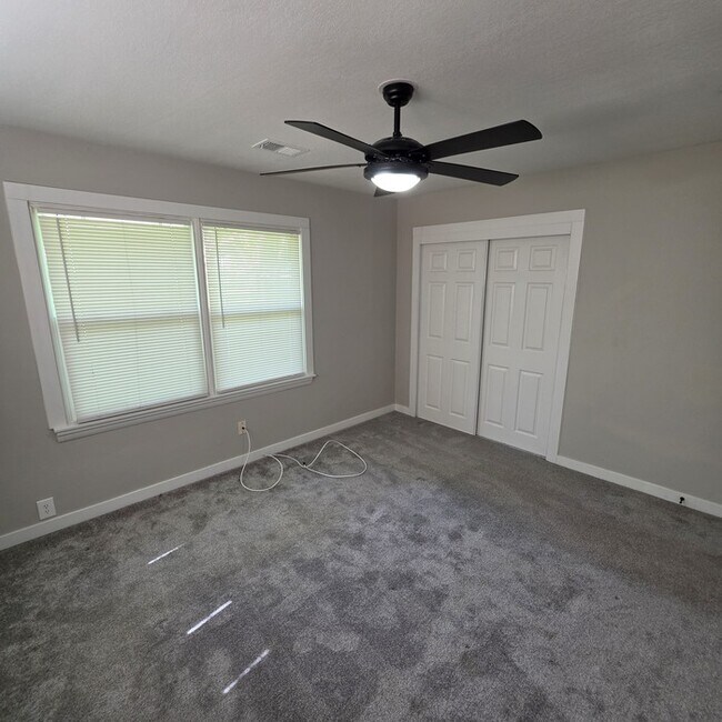 Building Photo - Beautiful 4 bedrooms and 2 full baths home located on E 113th St in Kansas City, MO