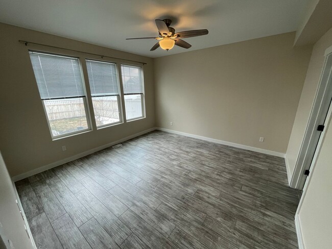Building Photo - Large Daybreak home!