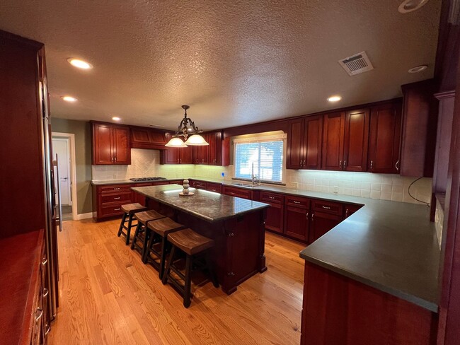 Building Photo - Stunning Country property in Oakdale!