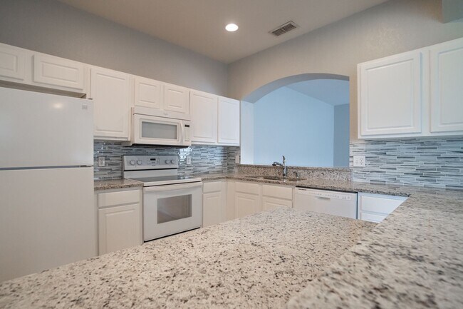 Building Photo - Beautiful 3/2.5 Townhome in gated communit...