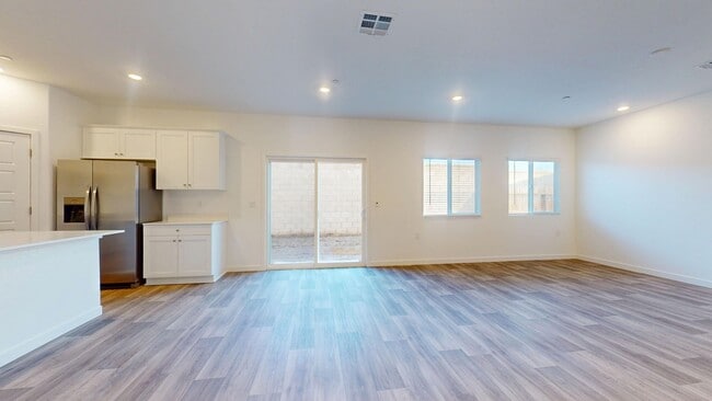 Building Photo - 4469 Buckingham Ave