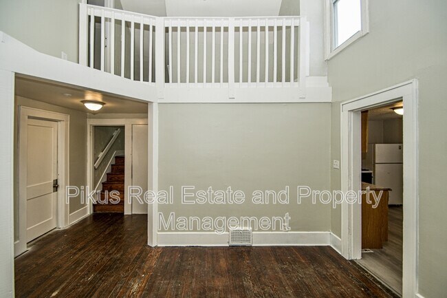 Building Photo - 487 Crouse St