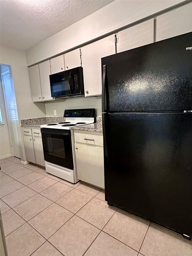 Building Photo - 2401 Sycamore Ave