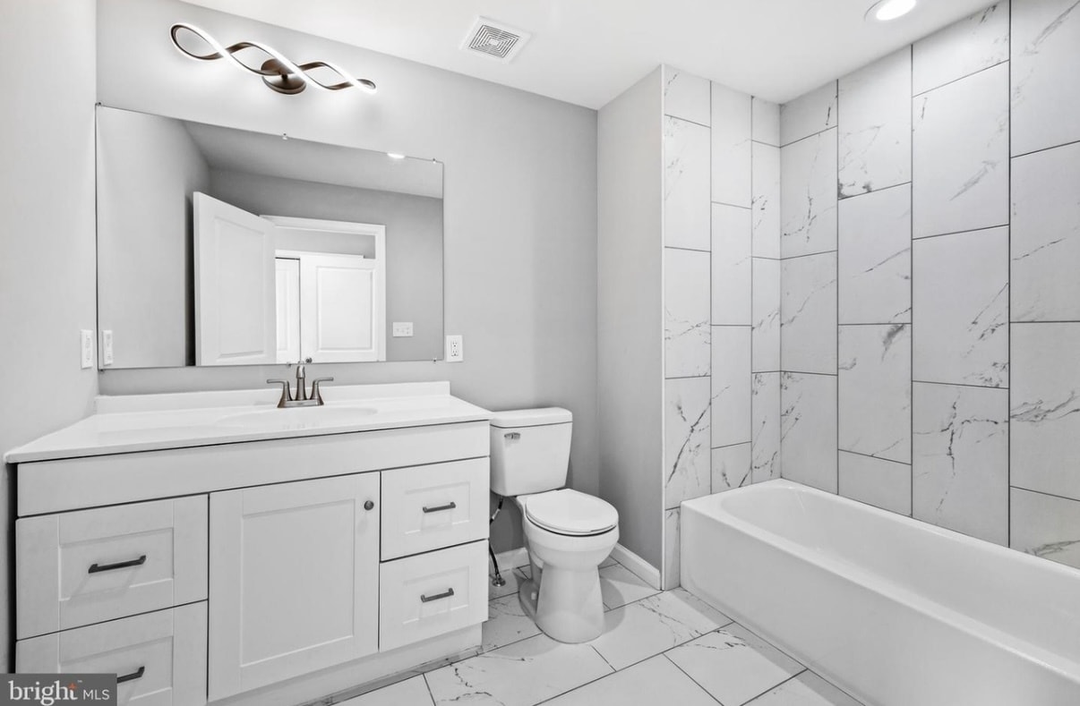 Building Photo - 1704 E Chase St