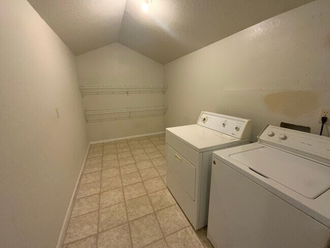 Building Photo - 3 Bedroom 2 Bathroom Duplex
