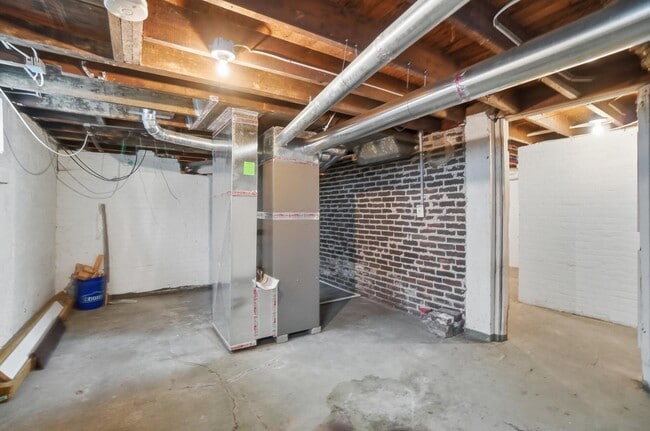 Building Photo - 270 S Cypress Ave