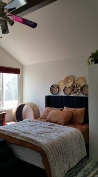 Building Photo - 355 N Maple St