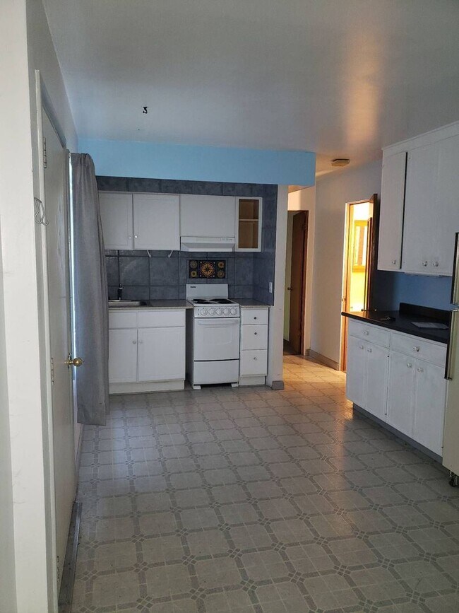 Building Photo - 1065 NE Duncan Ln