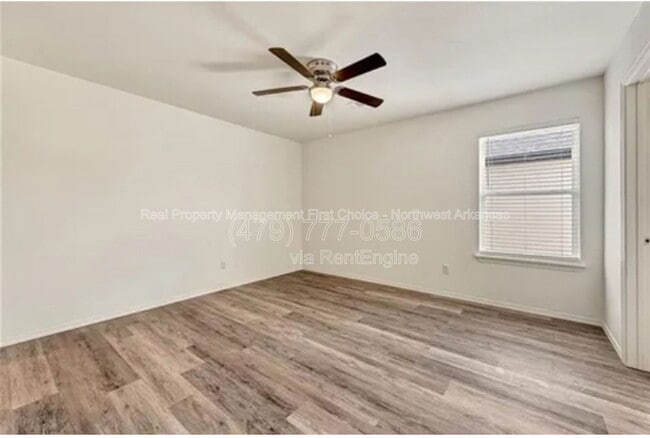 Building Photo - 733 S Benchmark Ln