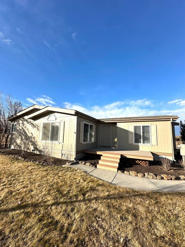 Building Photo - Light & bright single level home in NE Bend!