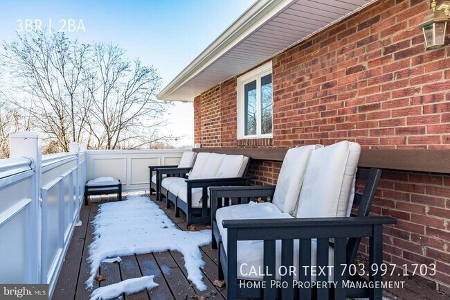 Building Photo - Arlington dulpex, top unit w/bacony overlo...