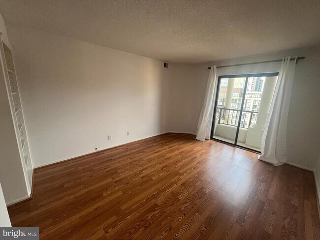 Building Photo - 1600 N Oak St