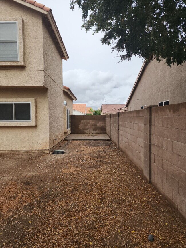 Building Photo - "Spacious 4-Bedroom Glendale Gem with Granite Elegance - 2018 Sq Ft of Comfort!"
