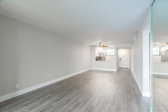 Building Photo - 113 Lake Emerald Dr