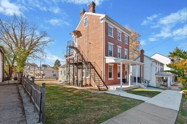 Building Photo - 144 Starr St
