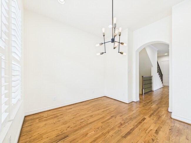 Building Photo - 11025 Sherwood Grv