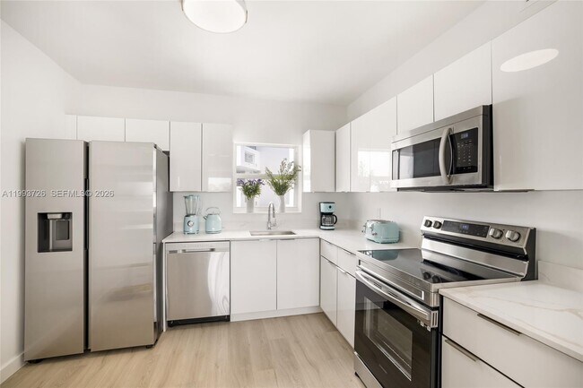 Building Photo - 9881 E Bay Harbor Dr