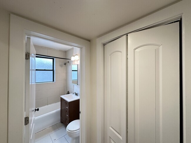 Building Photo - 4039.5 N Ashland Ave