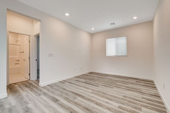 Building Photo - Spacious 3-Bed Summerlin Home with Den, Lo...