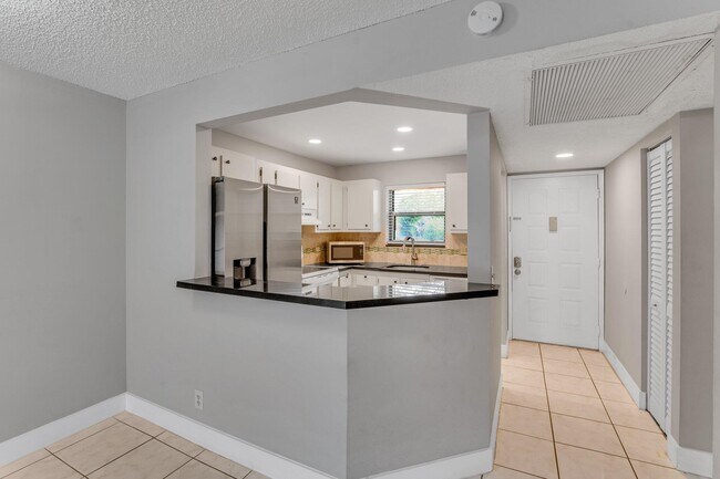 Building Photo - 21915 Lake Forest Cir