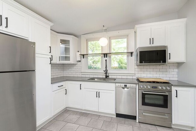 Building Photo - Beautifully updated Historic Bungalow