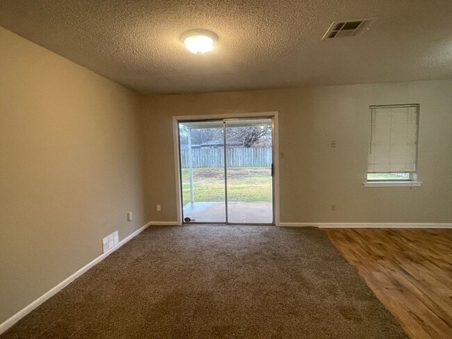 Building Photo - Don’t Miss Out! Move in Ready!