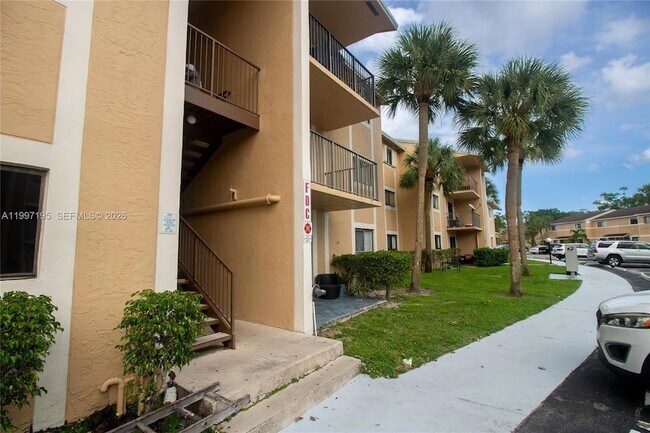 Building Photo - 9491 Palm Cir S