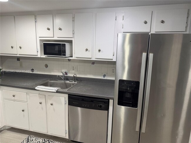 Building Photo - 3962 Inverrary Dr