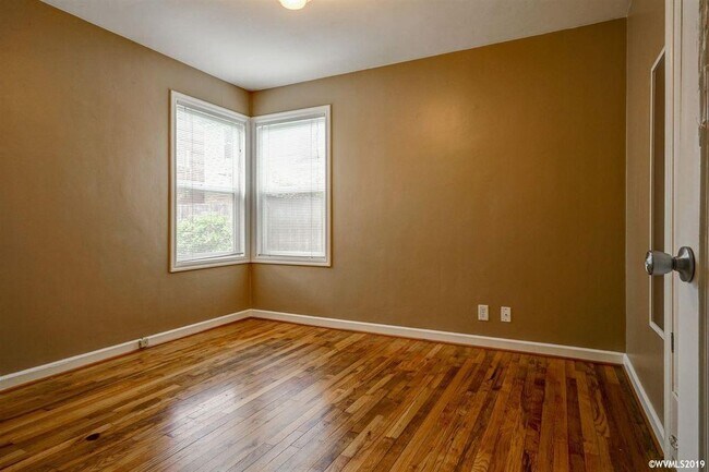 Building Photo - Furnished 2 bedroom 1 bath cottage with landscape included and split mini ducts