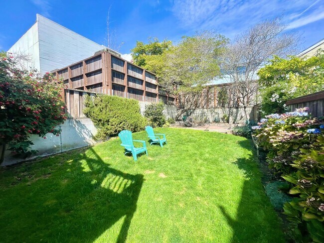 Building Photo - 2624 Sutter St