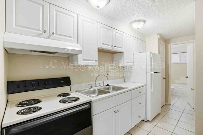 Building Photo - 1138 Corona St