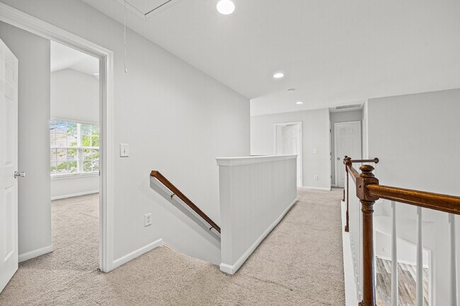 Building Photo - 4 bed/2.5 bath in Matthews - 1st Month's Rent only $1000!
