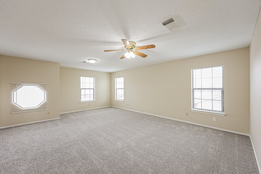 Building Photo - 5902 Encanto Point Dr