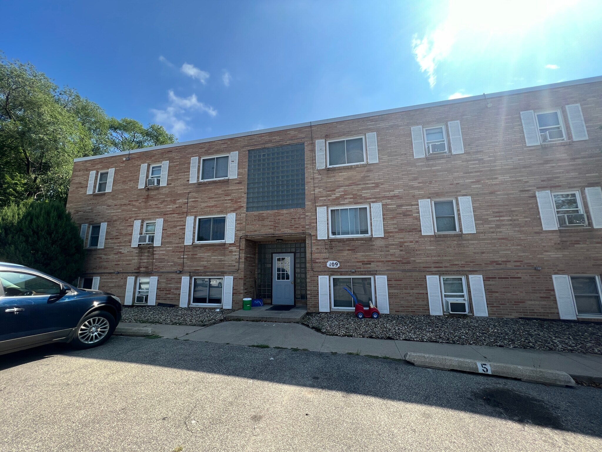 Building Photo - 109 16th St NE