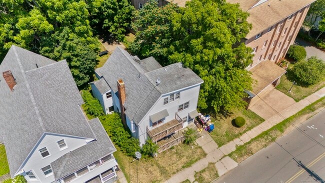 Building Photo - 327 Center St