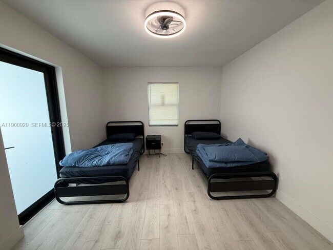 Building Photo - 2227 Roosevelt St