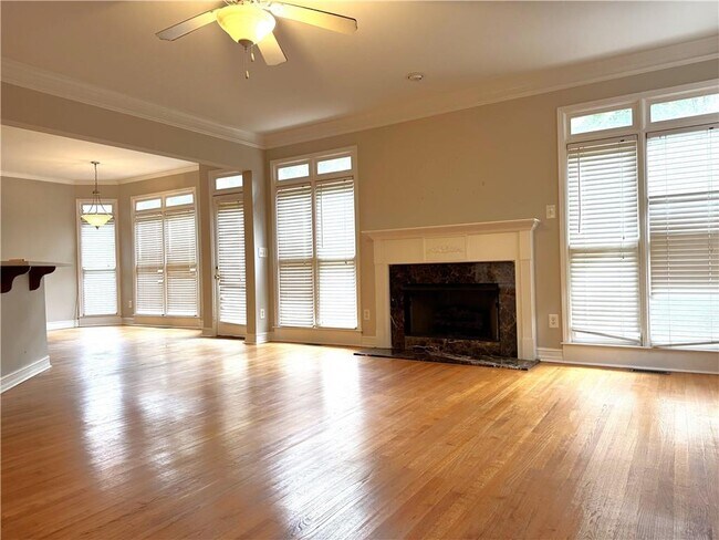 Building Photo - 907 Lenox Ct NE