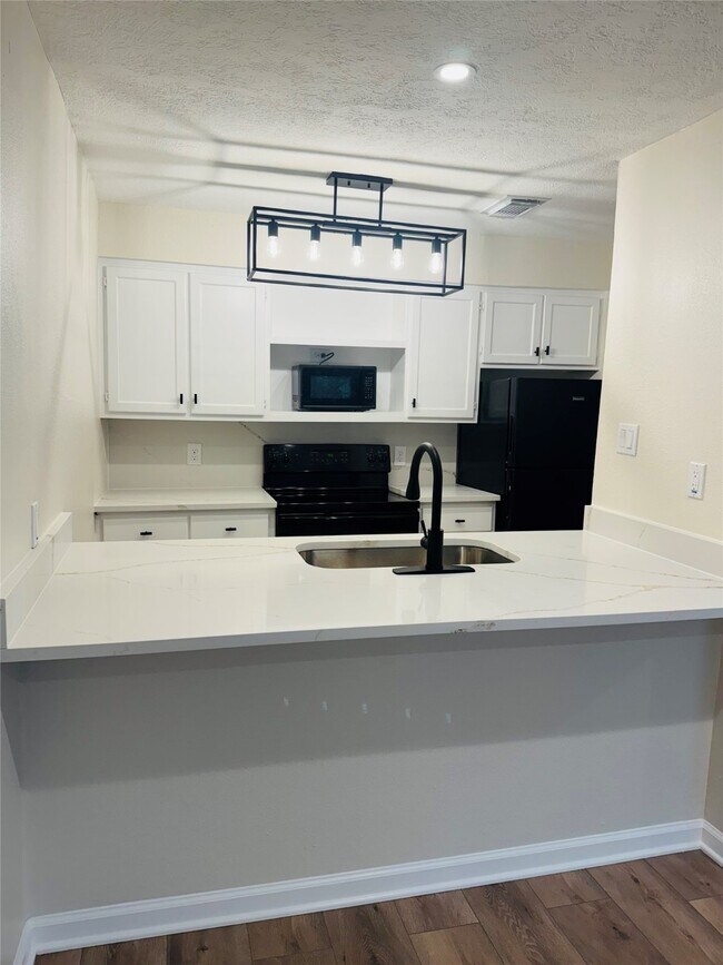 Building Photo - 3900 Aspen Dr