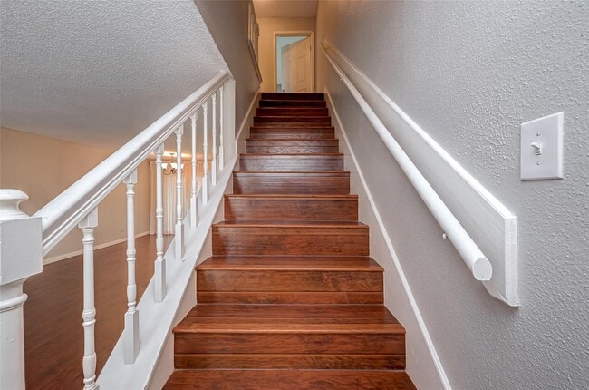 Building Photo - 10615 Briar Forest Dr