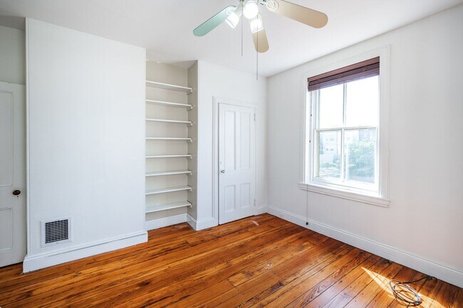 Building Photo - 206 S 43rd St